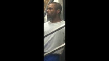Un pasajero fotografió al hombre que supuestamente alertó de una bomba en el metro.