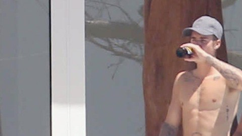 Allegados al cantante de "Sorry" aseguran que no está listo para tener una relación seria.