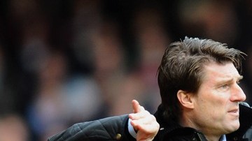 Michael Laudrup vuelve por sus fueros a Catar en una segunda incursión a su futbol.