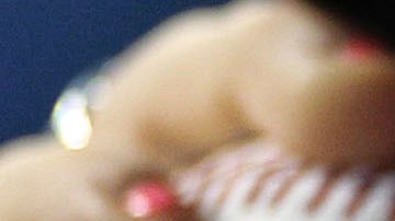 Un joven fan sostiene una pelota firmada por José Fernández en abril de 2014.