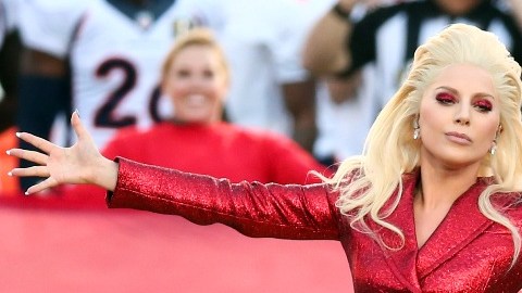 Lady Gaga, cantando el himno de Estados Unidos previo al Super Bowl 50.