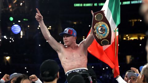 Canelo Álvarez celebra una de sus victorias ante Liam Smith.