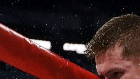 Canelo recibe un derechazo de Liam Smith.