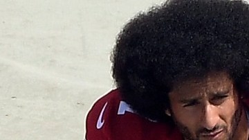 Collin Kaepernick sigue en su posición y ya le está costando duros señalamientos y amenazas.