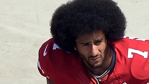 Collin Kaepernick sigue en su posición y ya le está costando duros señalamientos y amenazas.