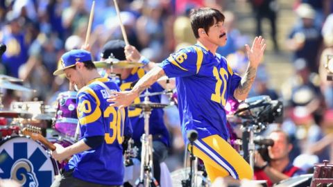 Anthony Kiedis de los Red Hot Chili Peppers durante la actuación de la banda en el Memorial Coliseum antes del primer juego de los Rams en Los Ángeles.