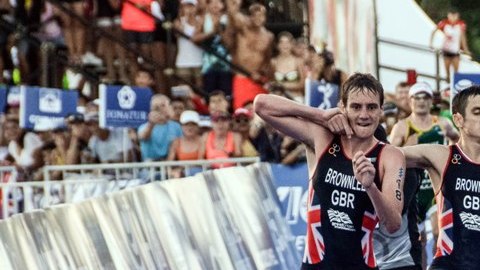 Los hermanos Brownlee conmovieron al mundo entero durante la final del Triatlón de Cozumel.
