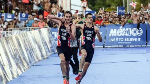 Los hermanos Brownlee conmovieron al mundo entero durante la final del Triatlón de Cozumel.