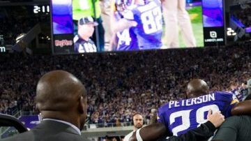 Adrian Peterson, corredor estrella de los Vikings, tuvo que ser ayudado para abandonar el campo el domingo en la noche durante el juego contra Green Bay con una lesión de rodilla.