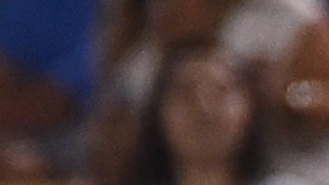 Yasiel Puig le reclama a Madison Bumgarner, quien tuvo que ser bloqueado en un altercado entre Dodgers y Gigantes que estuvo cerca de provocar una pelea campal.