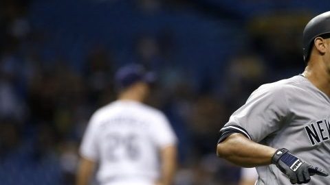 El novato del año. Gary Sánchez, de los Yankees, trota luego de pegar uno de sus dos jonrones contra Tampa Bay.