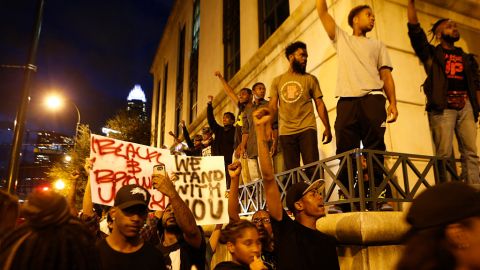 Residentes y activistas protestan por la muerte de Keith Scott en  Charlotte.