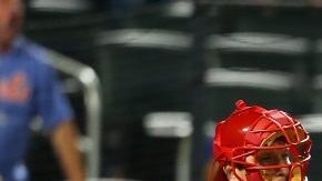 Asdrúbal Cabrera celebra un jonrón de tres carreras que les dio a los Mets un triunfo crucial en 11 innings contra Filadelfia el 22 de septiembre.