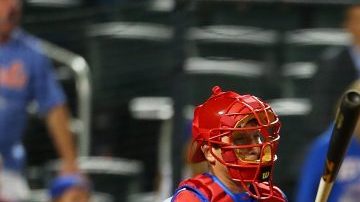 Asdrúbal Cabrera celebra un jonrón de tres carreras que les dio a los Mets un triunfo crucial en 11 innings contra Filadelfia el 22 de septiembre.