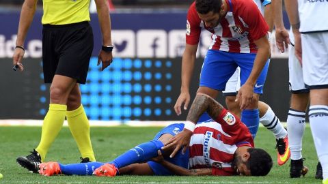 El argentino Augusto Fernández yace en el césped tras sufrir la rotura del ligamento cruzado este domingo ante el Deportivo.