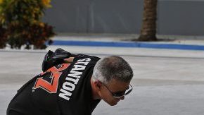 Fidel García deposita flores en un recuerdo dedicado a José Fernández en el estadio de los Marlins.