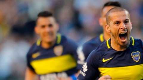 Darío Benedetto marca su primer hat-trick con Boca Juniors.