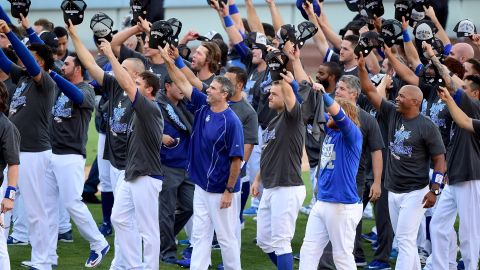 Los jugadores de los Dodgers saludaron tras su emotivo triunfo que les dio el título divisional al legendario cronista Vin Scully, quien narró su último partido en Los Ángeles.