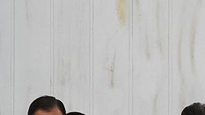 El presidente de Colombia Juan Manuel Santos y el comandande de las FARC "Timochenko" en Cartagena. LUIS ACOSTA/AFP/Getty Images