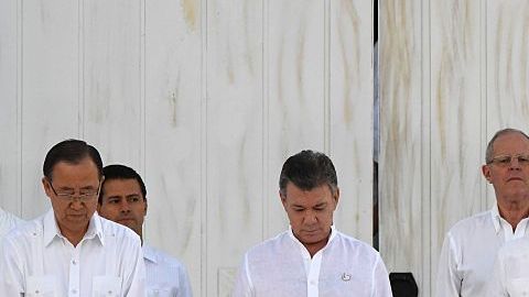 El presidente de Colombia Juan Manuel Santos y el comandande de las FARC "Timochenko" en Cartagena. LUIS ACOSTA/AFP/Getty Images