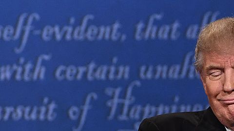 Donald Trump durante el debate en Hofstra University.