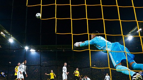 Keylor Navas rechazó un balón que pudo haber tomado que culminó en el primer gol del BVB.