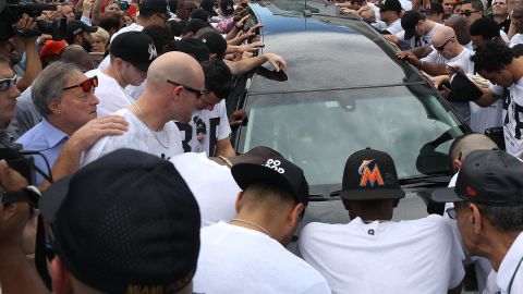 El dueño de los Marlins y los jugadores se despiden de José Fernández. Foto: Getty Images