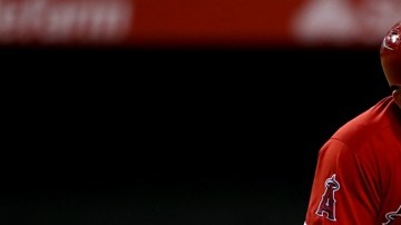 Mike Trout, doliéndose del golpe que le dio John Axford.