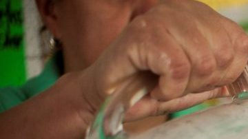 Una mujer hace un batido de Herbalife. /Archivo