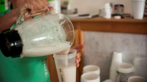 Una mujer hace un batido de Herbalife. /Archivo