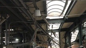 El choque  dejó gran destrucción en la estación.