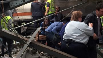 Momentos en que pasajeros tratan de escapar del tren luego del choque.