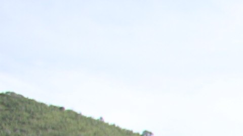 Sidronio Morales señala el camino que tiene que tomar su hijo en busca de señal de internet. Gardenia Mendoza.