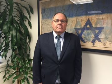 Dani Dayan, el cónsul de Israel en Nueva York, vivió en Argentina hasta que era adolescente y afirma que entiende de primera mano la vida de los inmigrantes