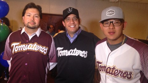 Julio Urías (der.), enfundado en la casa de los Tomateros, posa con Héctor "Chino" Ley (izq.), directivo del equipo, y Jesús Valdés, presidente municipal electo de Culiacán.