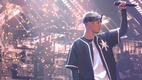 Un fan captó el momento justo en el que Justin estornudó y arrojó un moco al público.