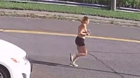 Una cámara grabó a Karina Vetrano corriendo por la carretera, cerca de unos vehículos la tarde de su asesinato.