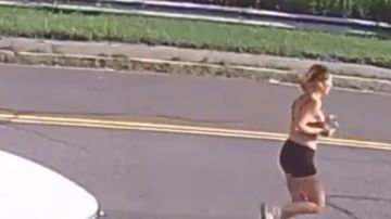 Una cámara grabó a Karina Vetrano corriendo por la carretera, cerca de unos vehículos la tarde de su asesinato.