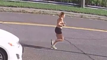 Una cámara grabó a Karina Vetrano corriendo por la carretera, cerca de unos vehículos la tarde de su asesinato.