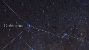 La constelación Ofiuco aparece cerca del borde izquierdo en la imagen.