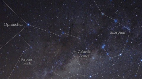 La constelación Ofiuco aparece cerca del borde izquierdo en la imagen.