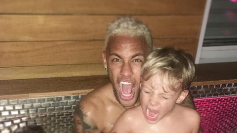 Neymar y su hijo Davi Lucca. Abajo la imagen completa.