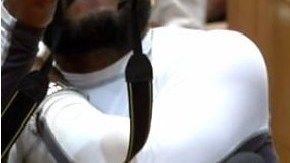 La menor llora desconsolada.