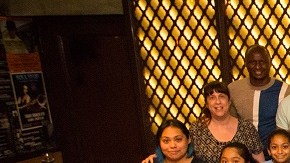 Miembros del NYC FC junto al grupo de niños y el chef Marcus Samuelsson en un evento de ‘Healthy Hat Trick Cooking Class’.