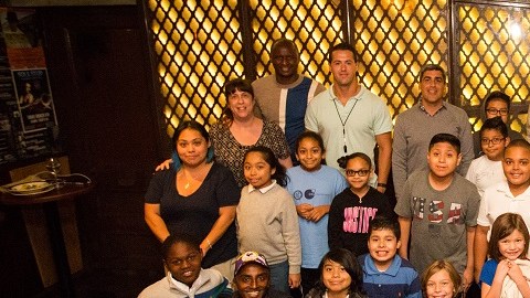 Miembros del NYC FC junto al grupo de niños y el chef Marcus Samuelsson en un evento de ‘Healthy Hat Trick Cooking Class’.
