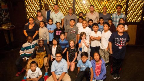 Miembros del NYC FC junto al grupo de niños y el chef Marcus Samuelsson en un evento de ‘Healthy Hat Trick Cooking Class’.