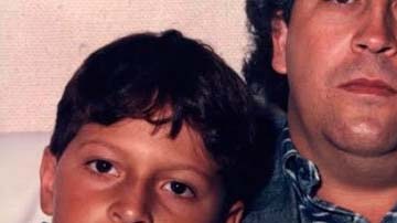 Pablo Escobar junto a su hijo Sebastián.