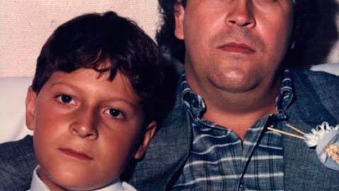 Pablo Escobar junto a su hijo Sebastián.
