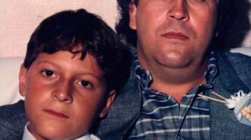 Pablo Escobar junto a su hijo Sebastián.
