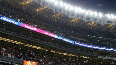 David Ortiz se quita su gorra para agradecer la ovación de los aficionados en el Yankee Stadium.